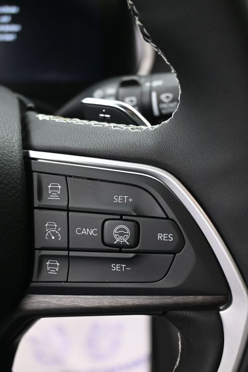 Jeep Grand Cherokee Vehicle Full-screen Gallery Image 17