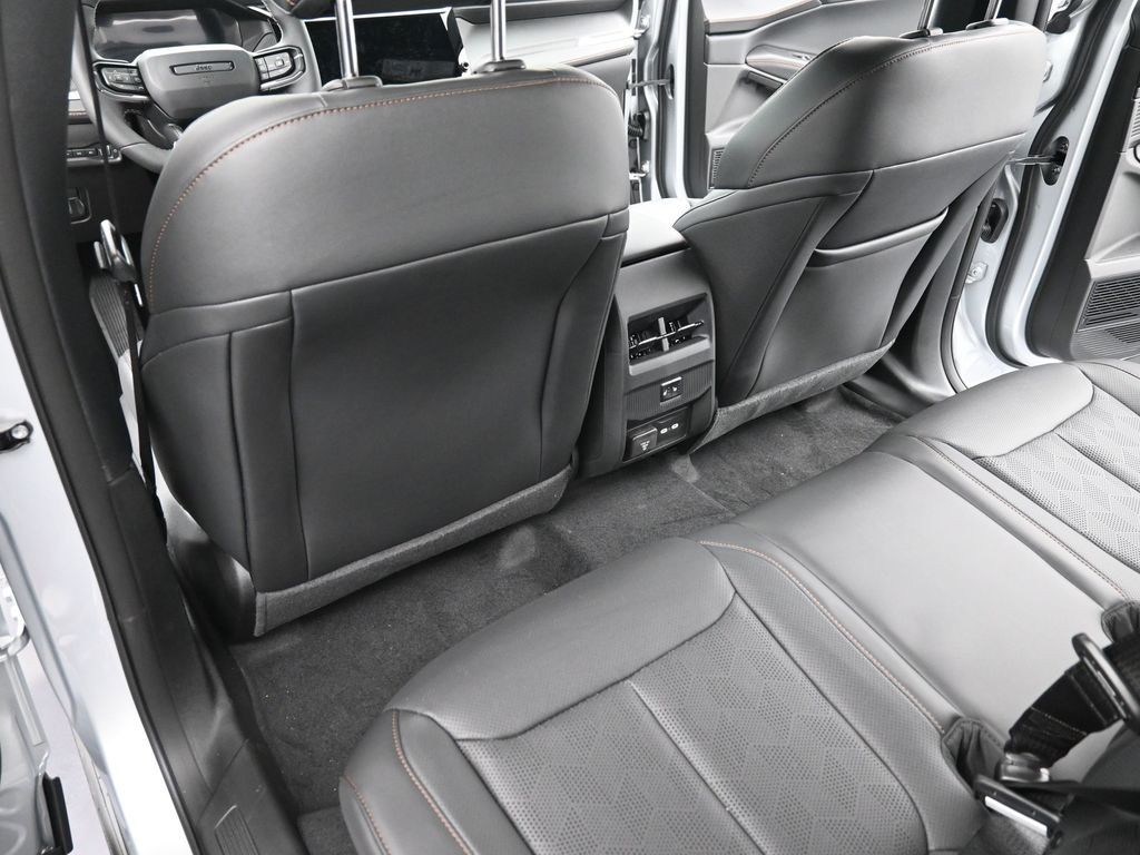 Jeep Cherokee Vehicle Full-screen Gallery Image 17