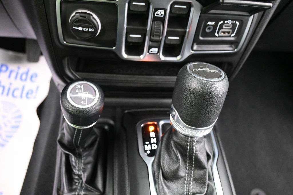 Jeep Gladiator Vehicle Full-screen Gallery Image 13