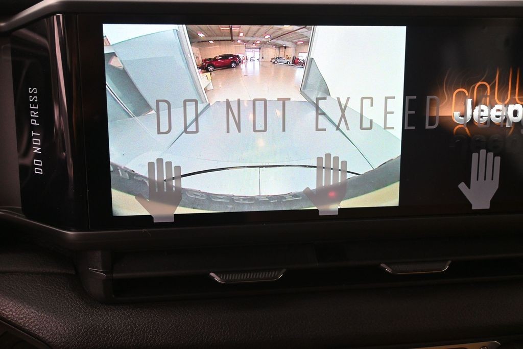 Jeep Wrangler Vehicle Full-screen Gallery Image 12