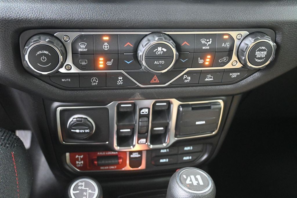 Jeep Wrangler Vehicle Full-screen Gallery Image 13