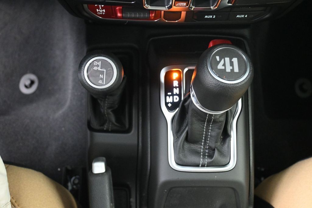 Jeep Wrangler Vehicle Full-screen Gallery Image 15