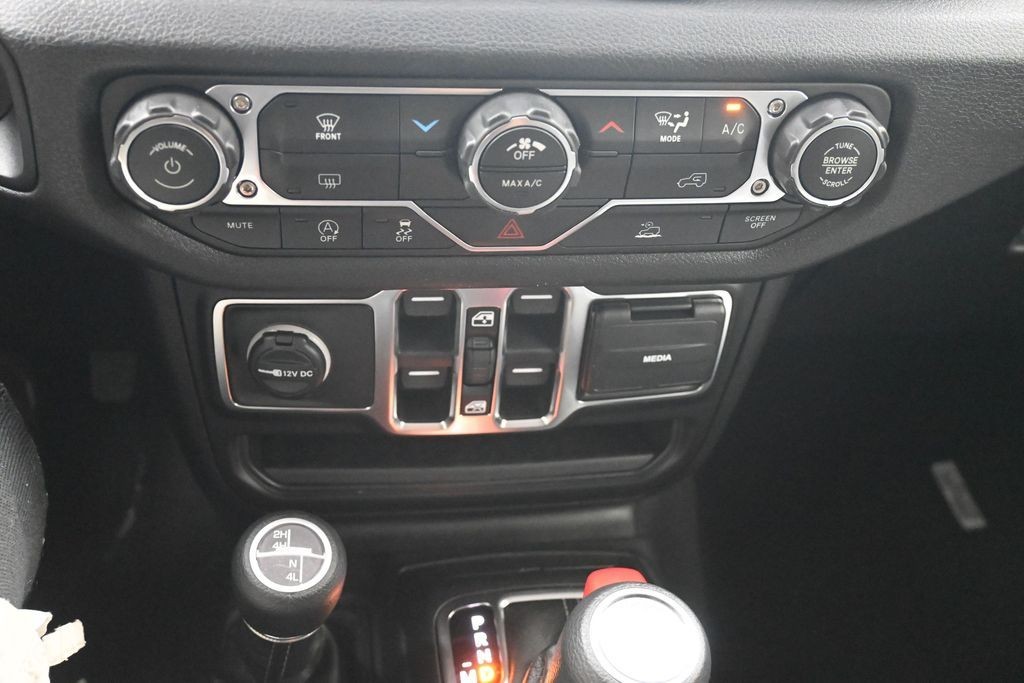 Jeep Wrangler Vehicle Full-screen Gallery Image 13