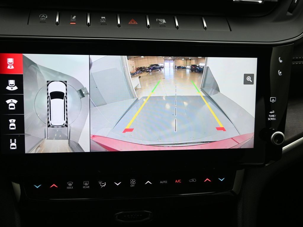 Jeep Grand Cherokee L Vehicle Full-screen Gallery Image 12