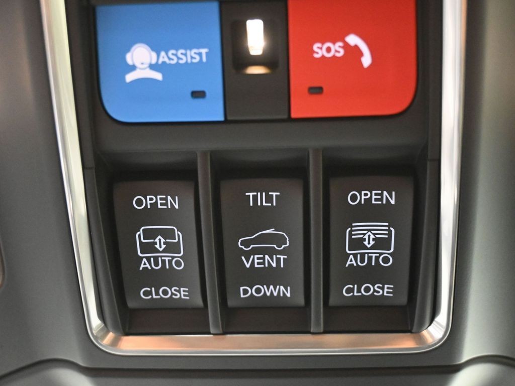 Jeep Grand Cherokee L Vehicle Full-screen Gallery Image 19