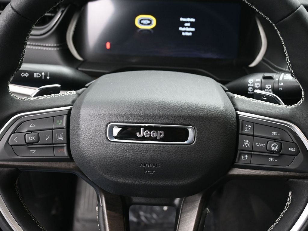 Jeep Grand Cherokee L Vehicle Full-screen Gallery Image 22