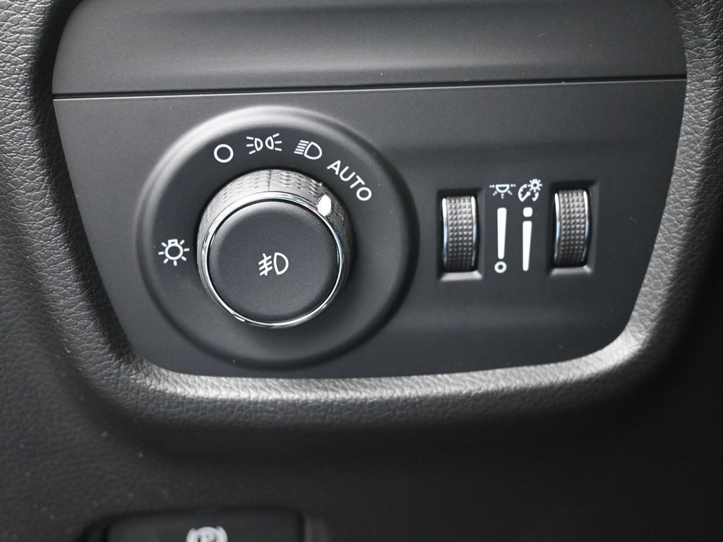 Jeep Grand Cherokee L Vehicle Full-screen Gallery Image 23