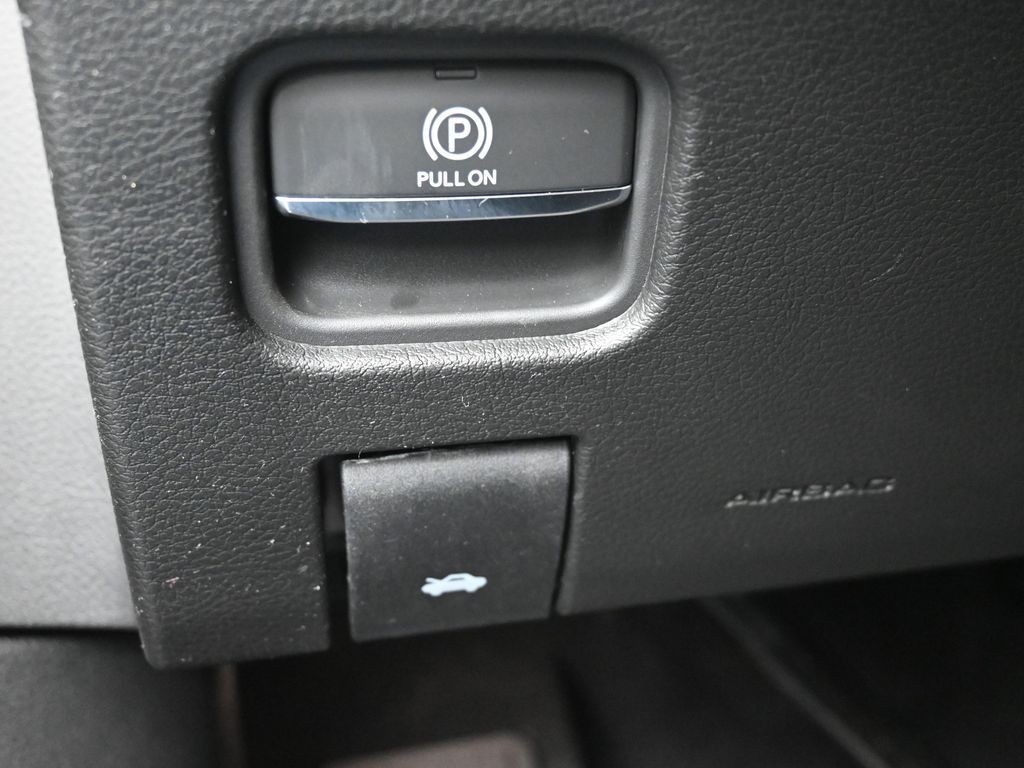 Jeep Grand Cherokee L Vehicle Full-screen Gallery Image 24