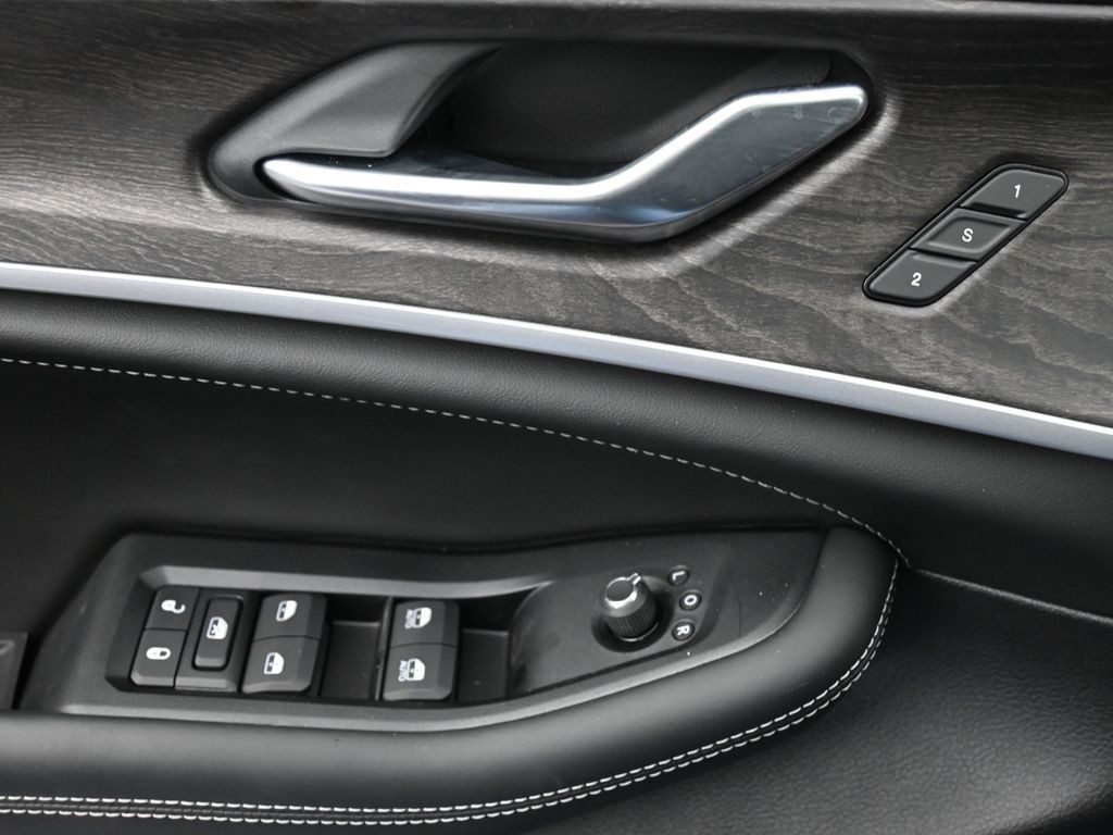 Jeep Grand Cherokee L Vehicle Full-screen Gallery Image 25