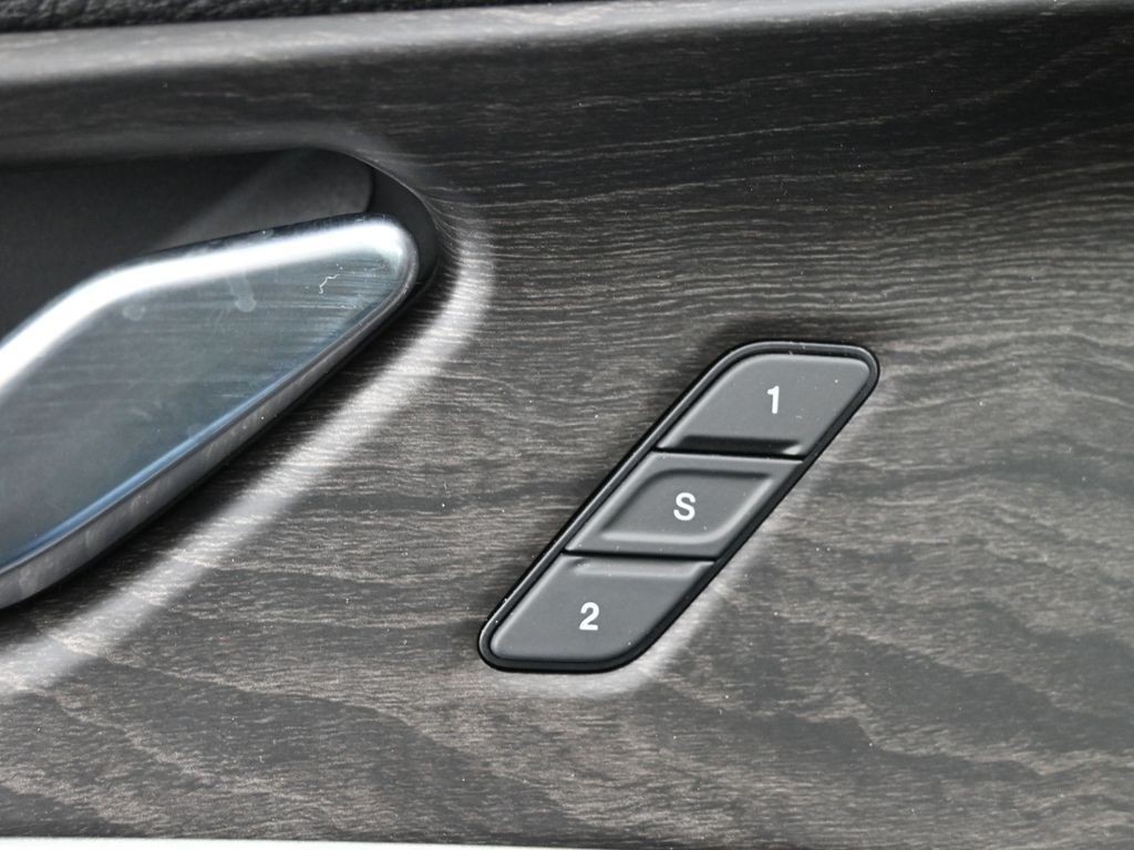 Jeep Grand Cherokee L Vehicle Full-screen Gallery Image 26