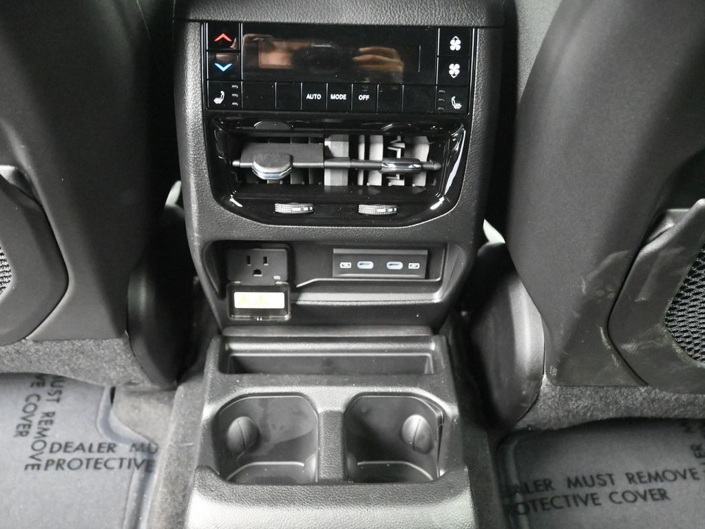 Jeep Grand Cherokee L Vehicle Full-screen Gallery Image 28