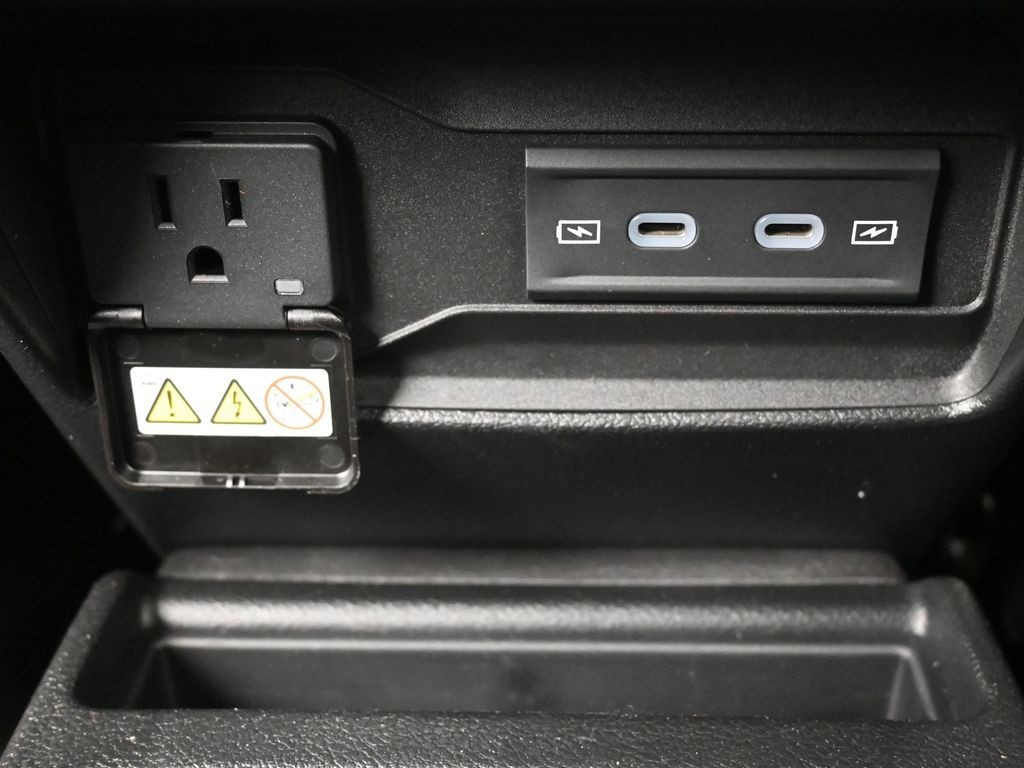 Jeep Grand Cherokee L Vehicle Full-screen Gallery Image 29