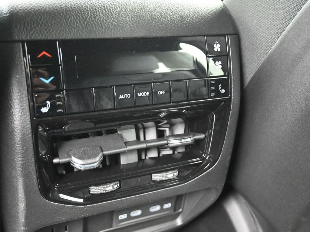 Jeep Grand Cherokee L Vehicle Full-screen Gallery Image 30