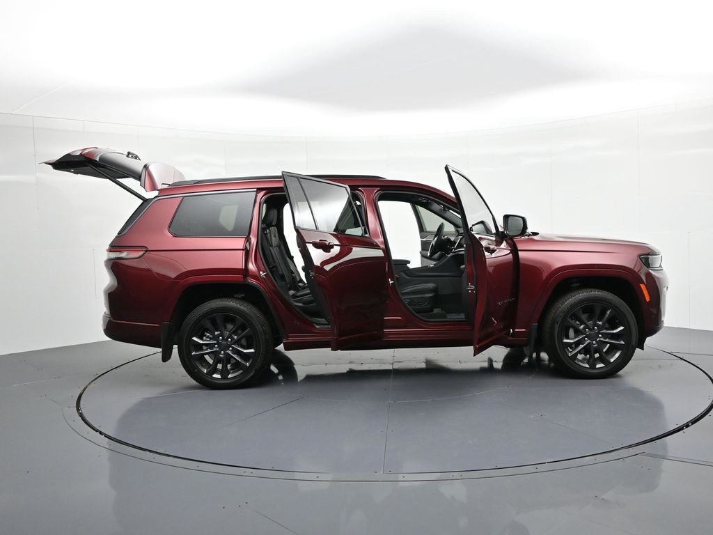 Jeep Grand Cherokee L Vehicle Full-screen Gallery Image 39