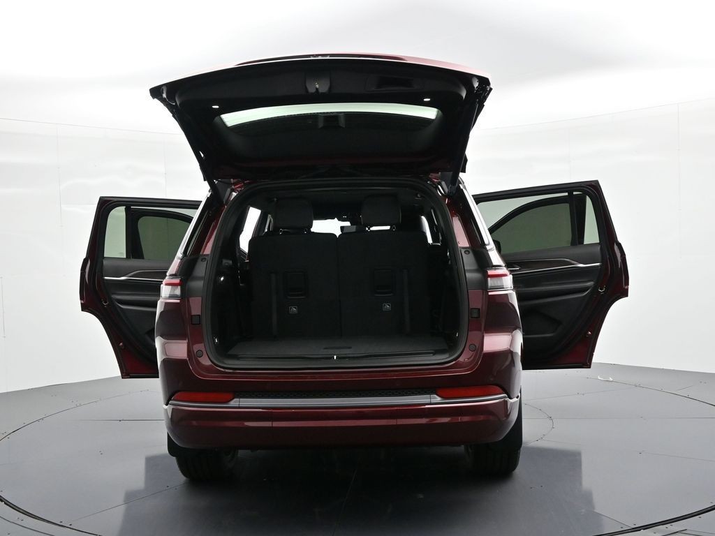 Jeep Grand Cherokee L Vehicle Full-screen Gallery Image 42