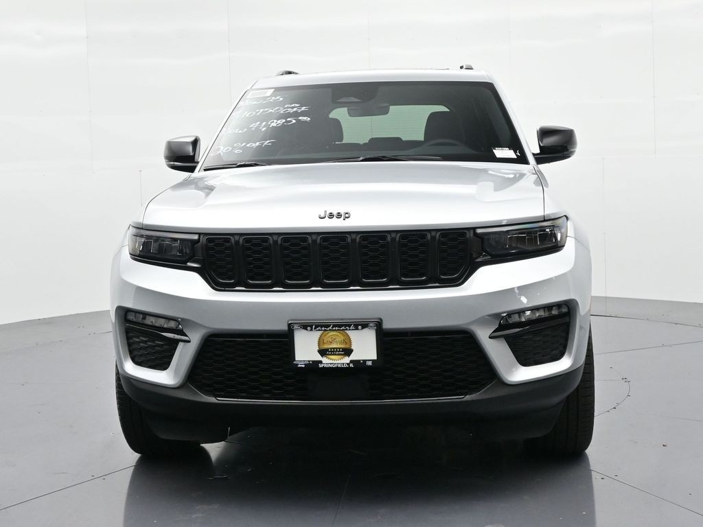 Jeep Grand Cherokee Vehicle Full-screen Gallery Image 3