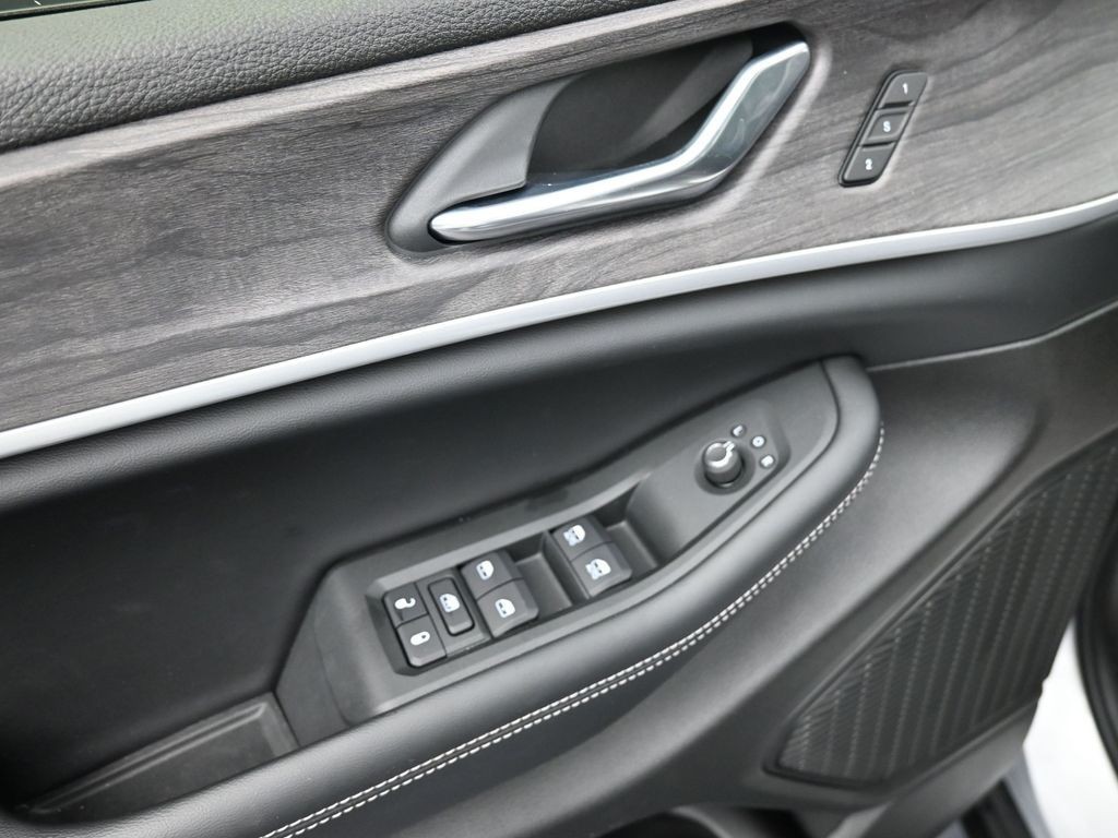 Jeep Grand Cherokee Vehicle Full-screen Gallery Image 10
