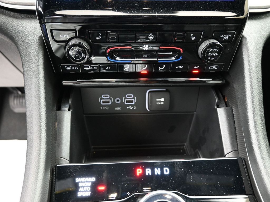 Jeep Grand Cherokee Vehicle Full-screen Gallery Image 12