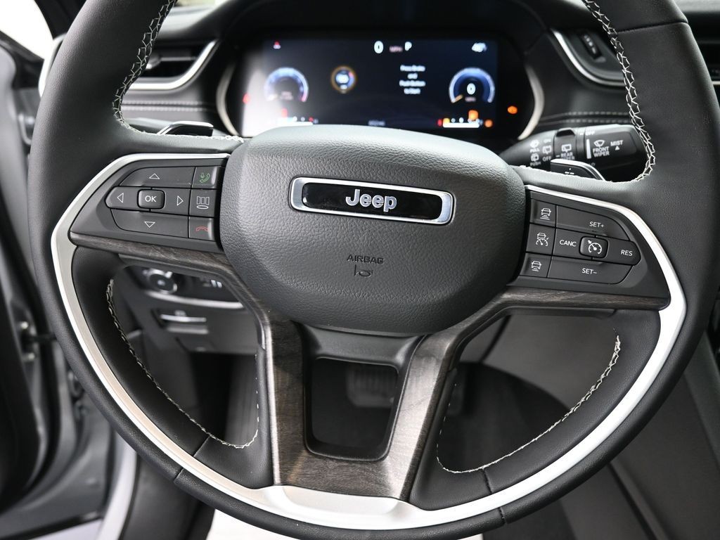 Jeep Grand Cherokee Vehicle Full-screen Gallery Image 13