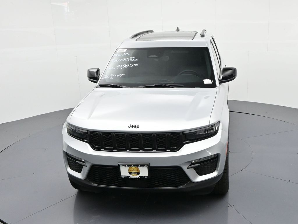 Jeep Grand Cherokee Vehicle Full-screen Gallery Image 17