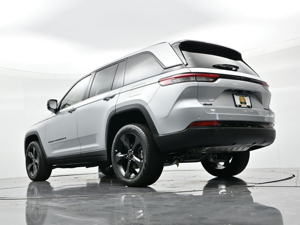 Jeep Grand Cherokee Vehicle Full-screen Gallery Image 20