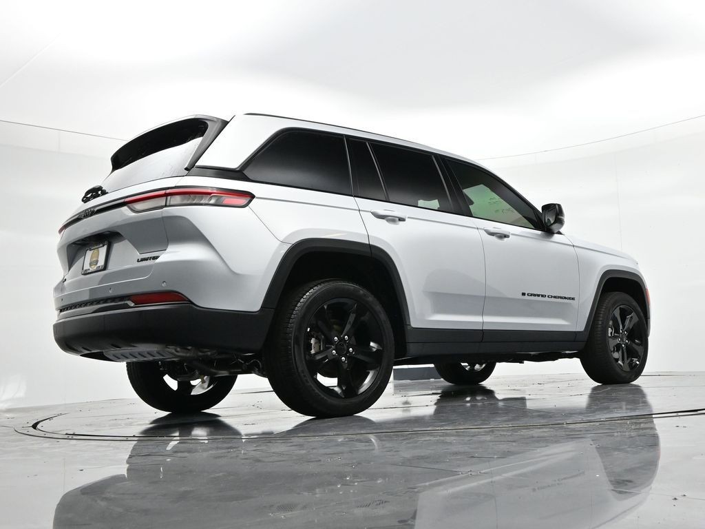 Jeep Grand Cherokee Vehicle Full-screen Gallery Image 22