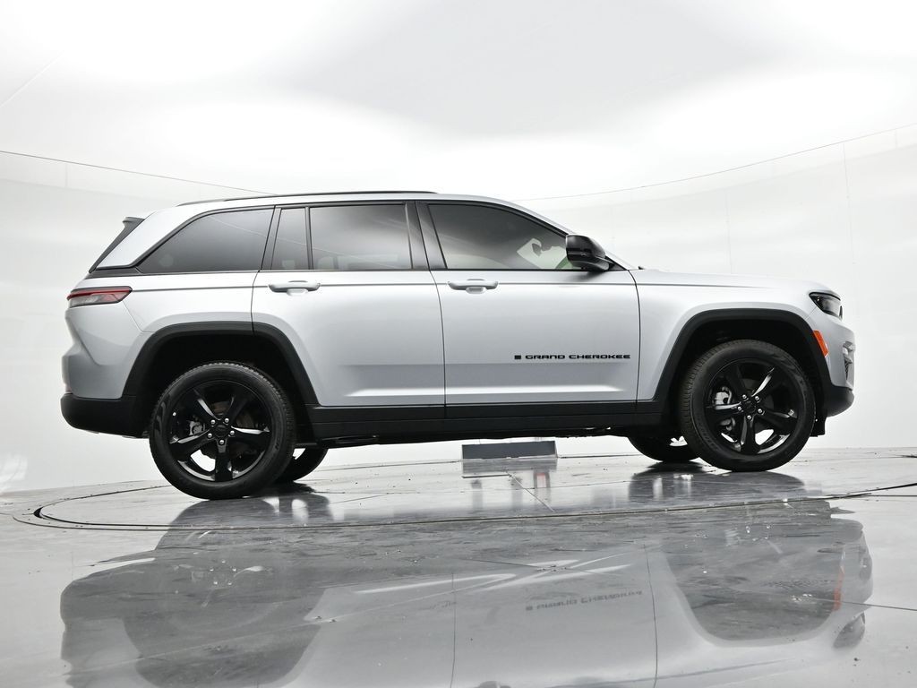 Jeep Grand Cherokee Vehicle Full-screen Gallery Image 23