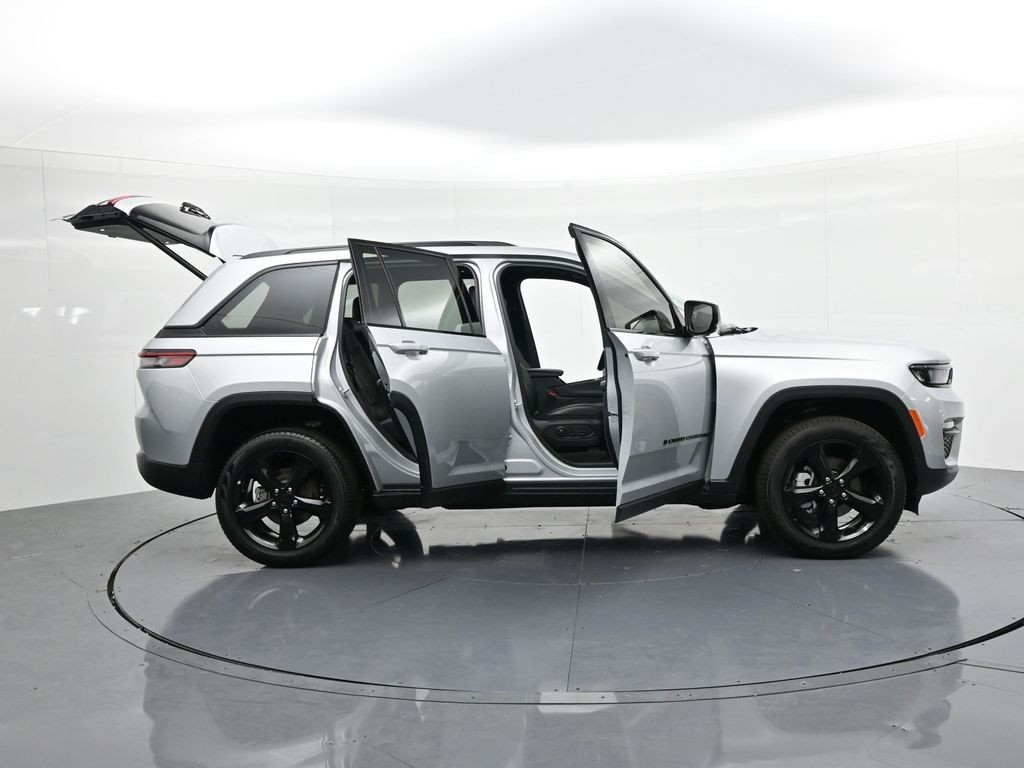 Jeep Grand Cherokee Vehicle Full-screen Gallery Image 24