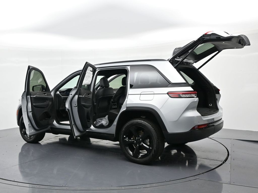 Jeep Grand Cherokee Vehicle Full-screen Gallery Image 25