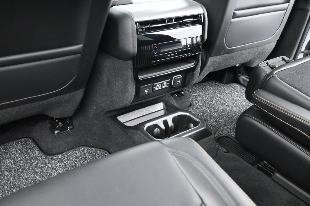 Jeep Grand Wagoneer Vehicle Full-screen Gallery Image 10