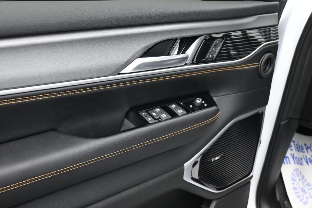 Jeep Grand Wagoneer Vehicle Full-screen Gallery Image 11