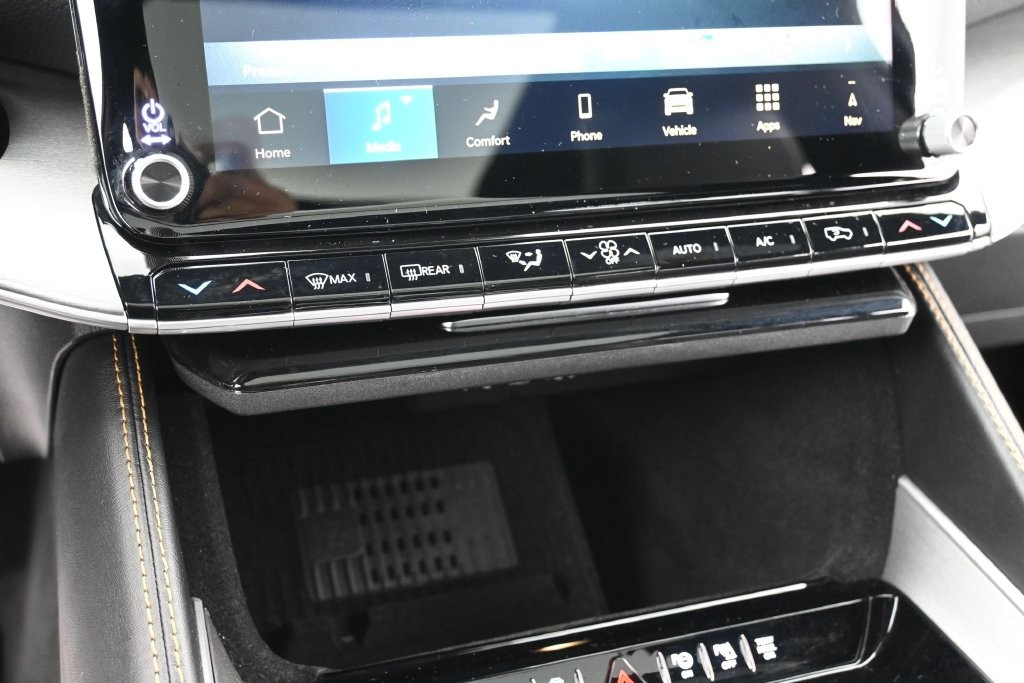 Jeep Grand Wagoneer Vehicle Full-screen Gallery Image 13
