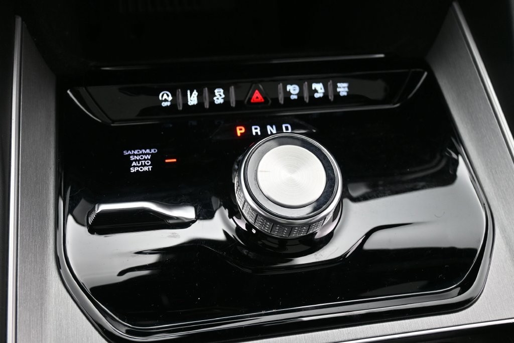 Jeep Grand Wagoneer Vehicle Full-screen Gallery Image 14