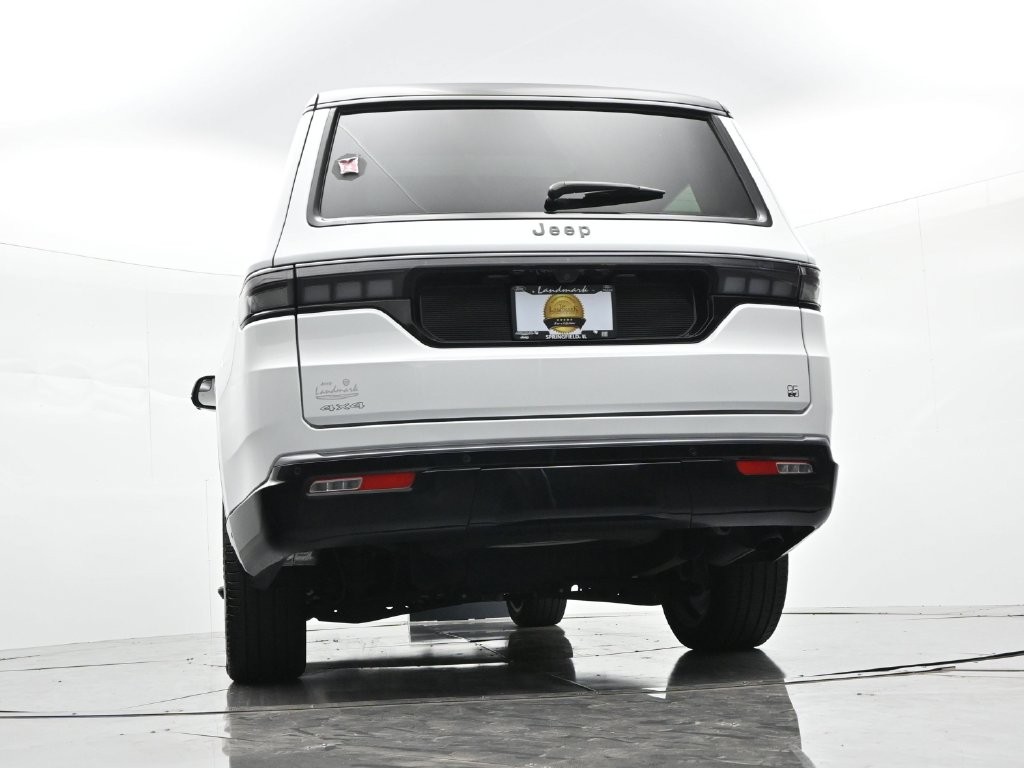 Jeep Grand Wagoneer Vehicle Full-screen Gallery Image 22