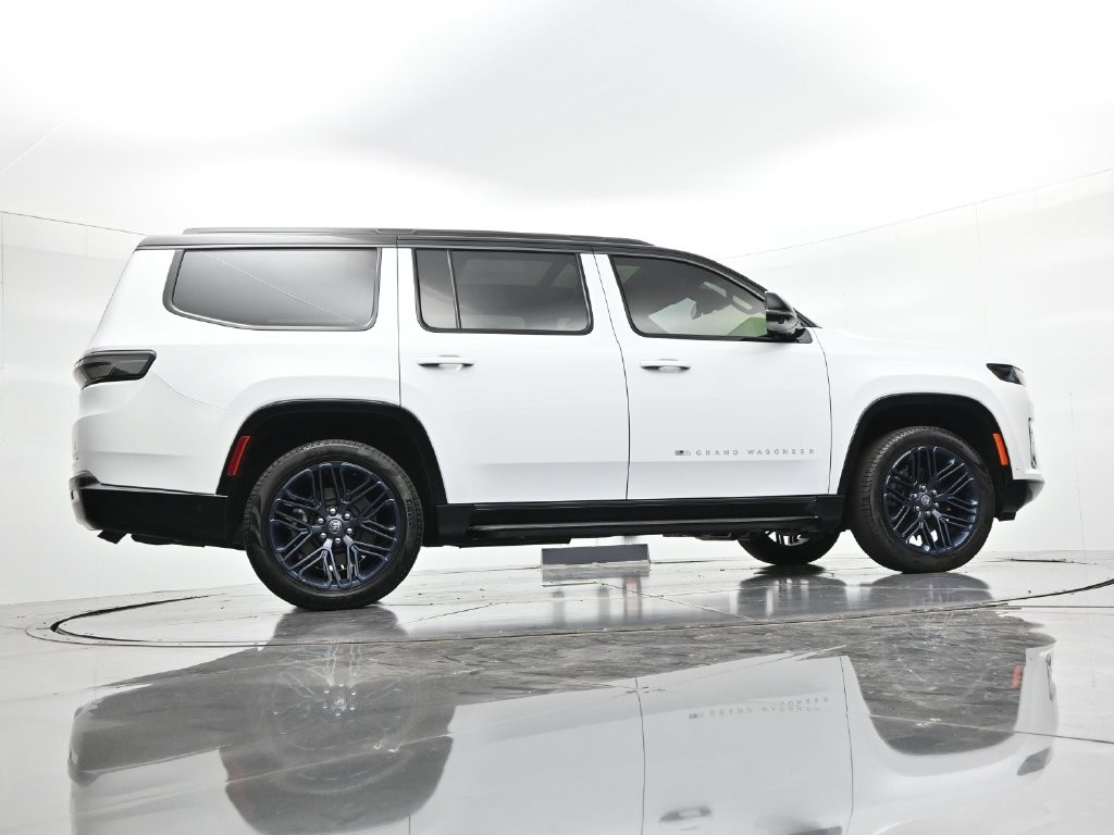 Jeep Grand Wagoneer Vehicle Full-screen Gallery Image 24