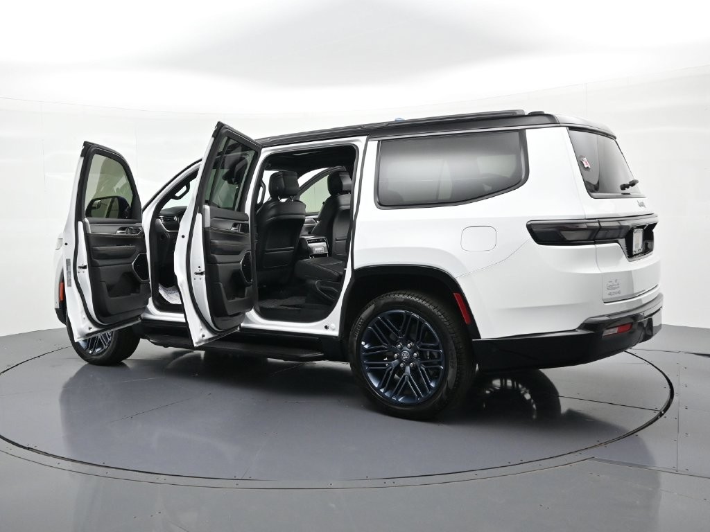 Jeep Grand Wagoneer Vehicle Full-screen Gallery Image 26