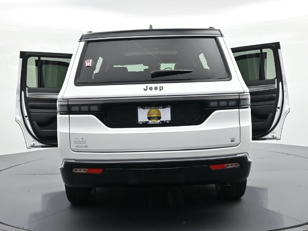 Jeep Grand Wagoneer Vehicle Full-screen Gallery Image 28