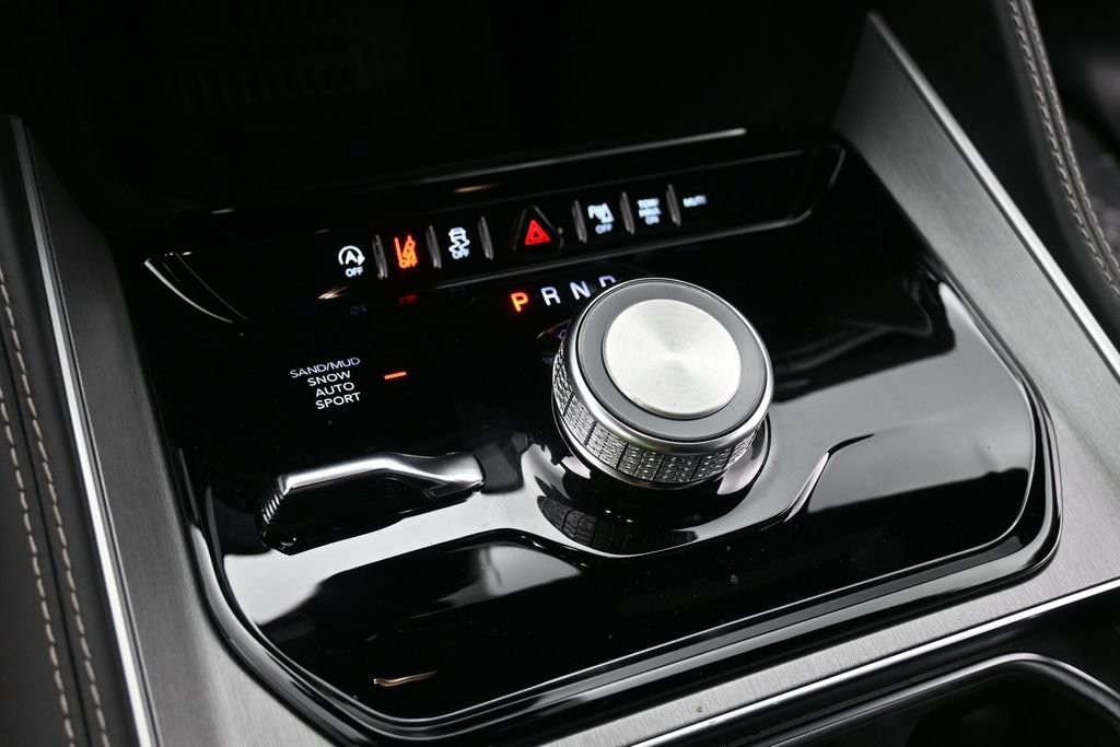 Jeep Grand Wagoneer Vehicle Full-screen Gallery Image 12