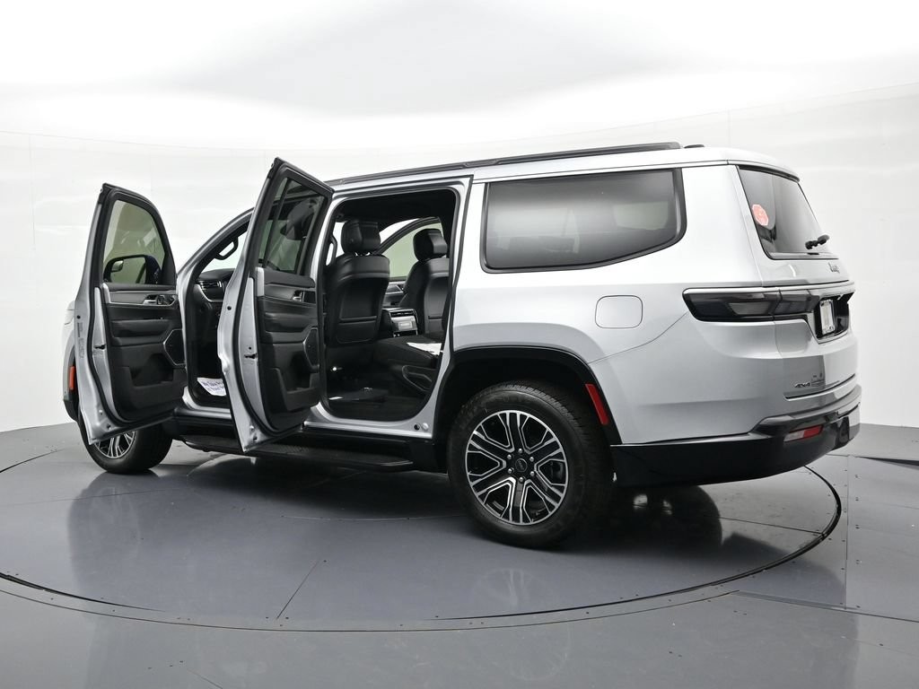 Jeep Grand Wagoneer Vehicle Full-screen Gallery Image 24