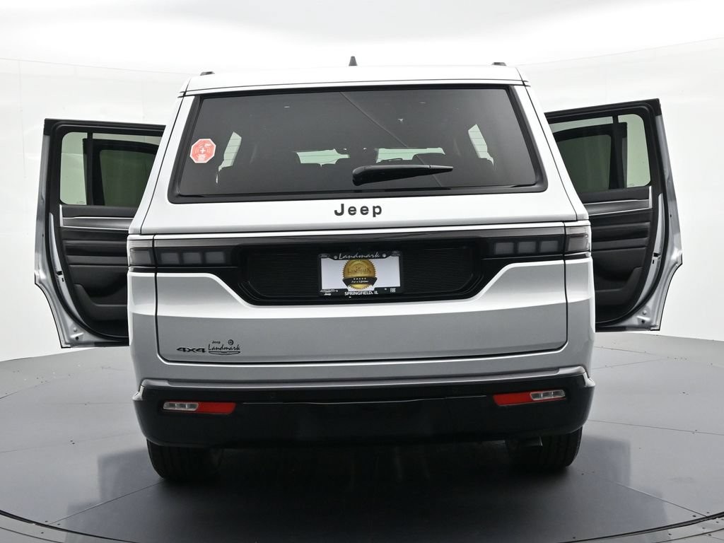 Jeep Grand Wagoneer Vehicle Full-screen Gallery Image 26