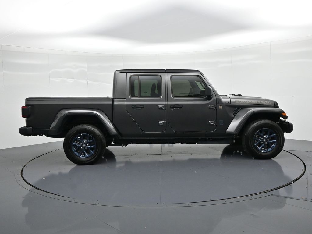 Jeep Gladiator Vehicle Full-screen Gallery Image 5