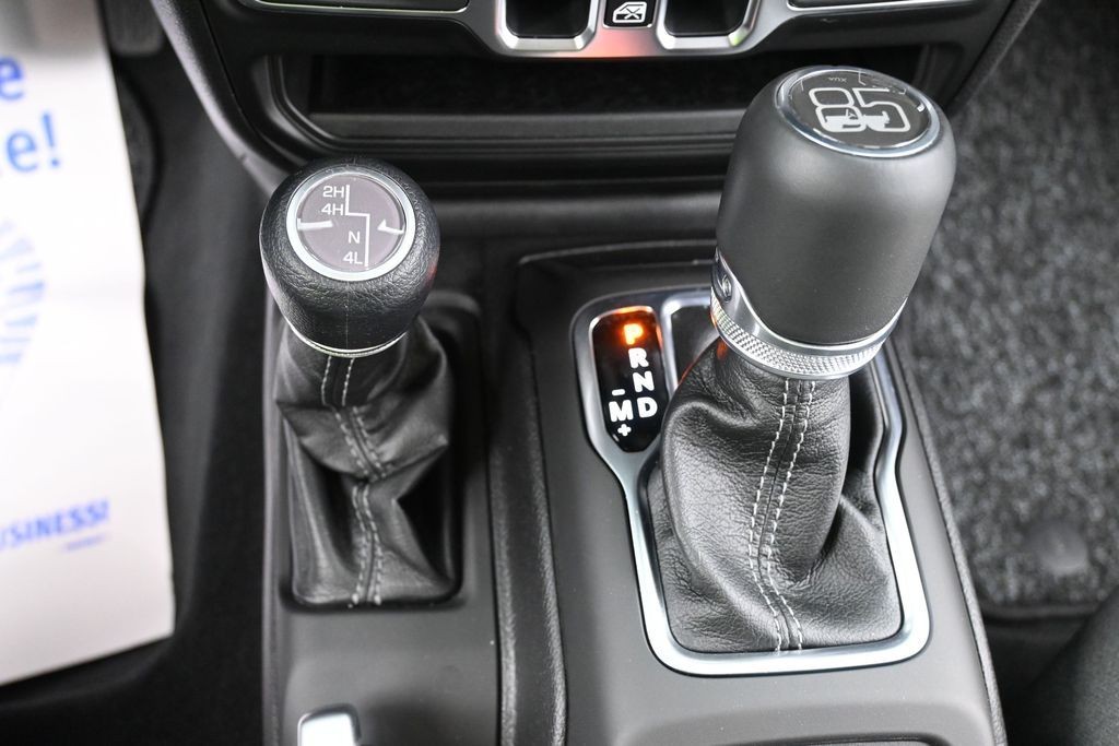 Jeep Gladiator Vehicle Full-screen Gallery Image 12