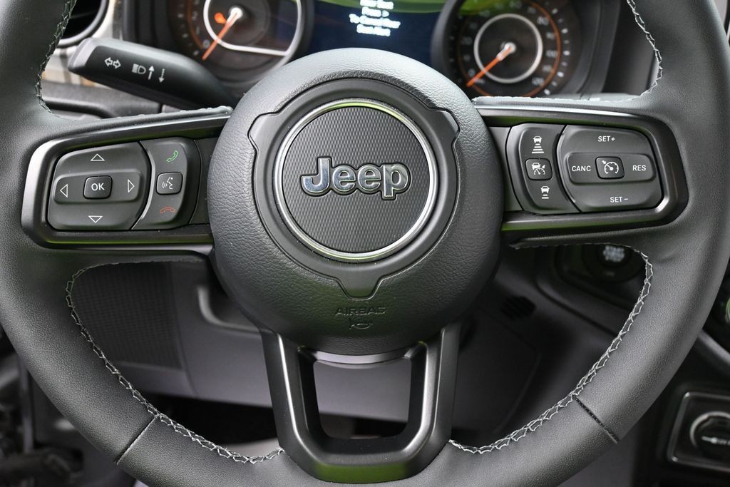 Jeep Gladiator Vehicle Full-screen Gallery Image 13