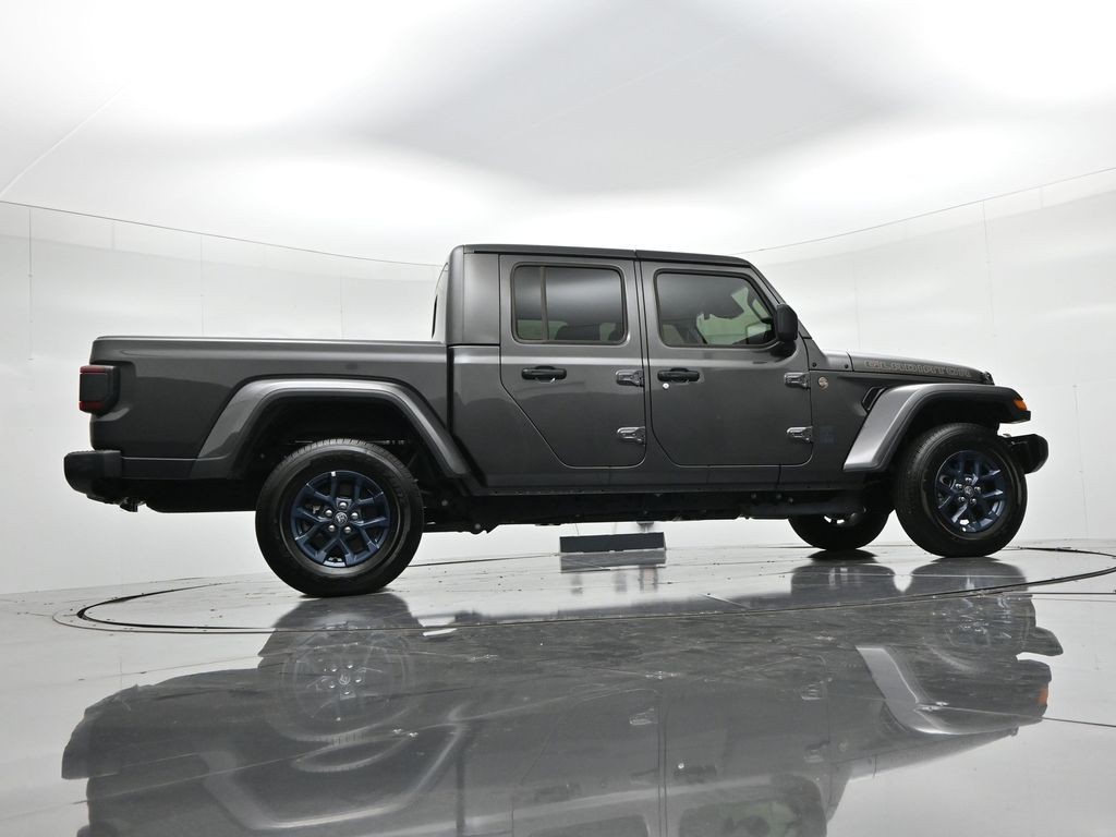 Jeep Gladiator Vehicle Full-screen Gallery Image 23