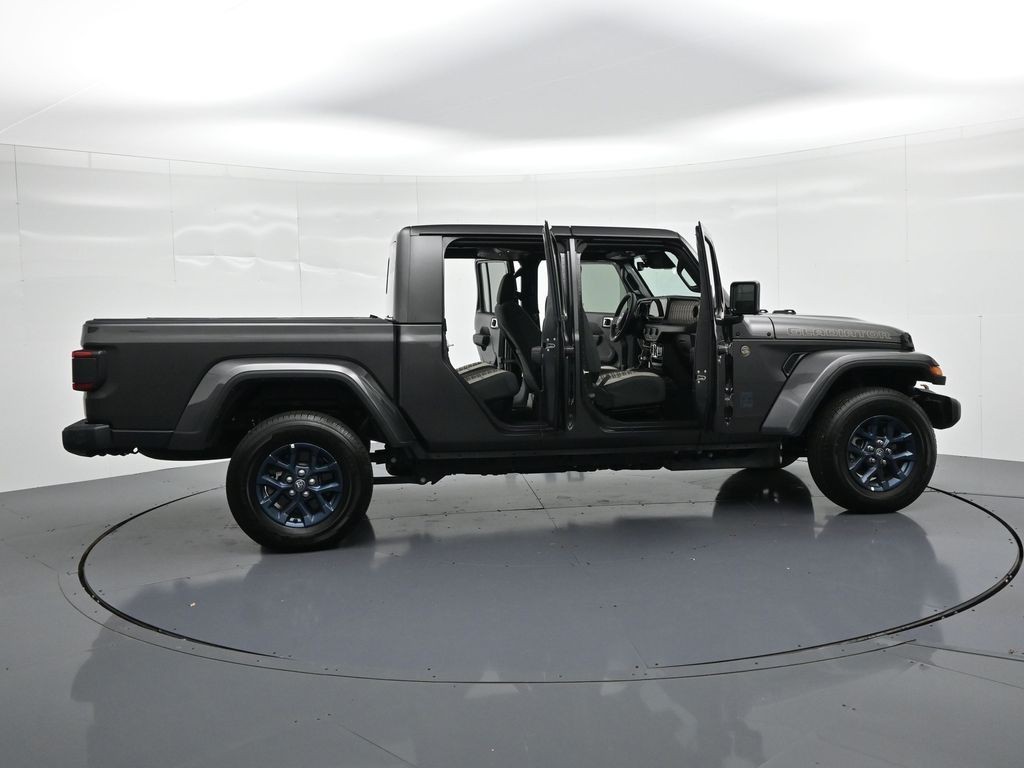Jeep Gladiator Vehicle Full-screen Gallery Image 24