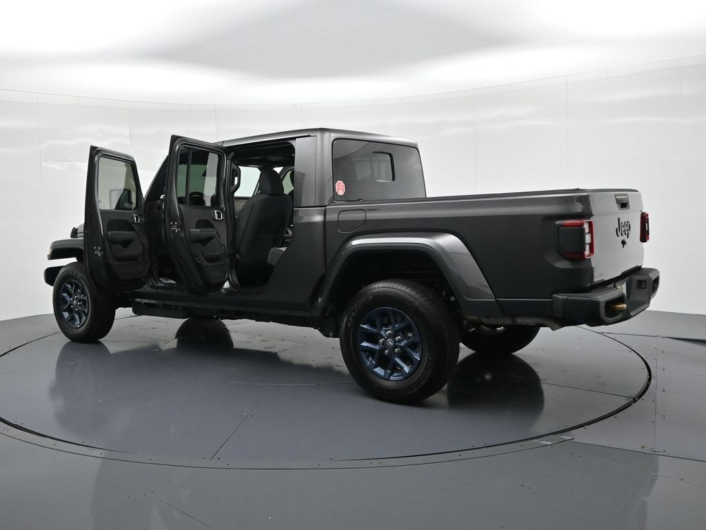 Jeep Gladiator Vehicle Full-screen Gallery Image 25