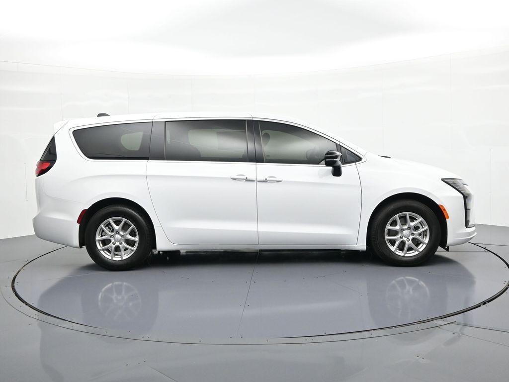 Chrysler Pacifica Vehicle Full-screen Gallery Image 5