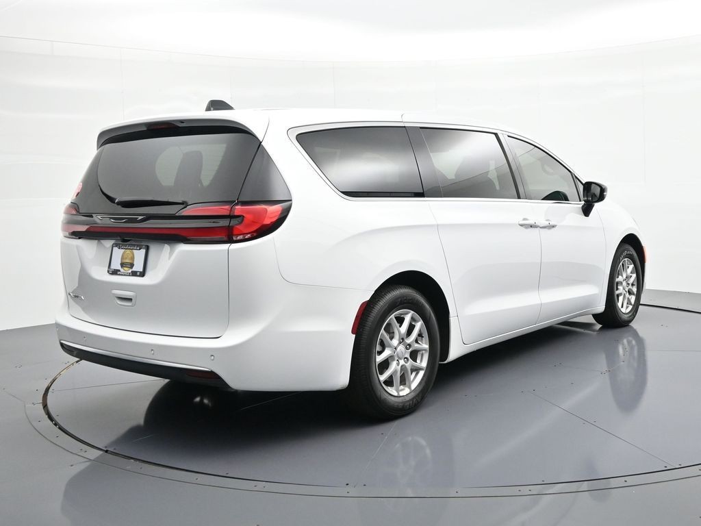 Chrysler Pacifica Vehicle Full-screen Gallery Image 6