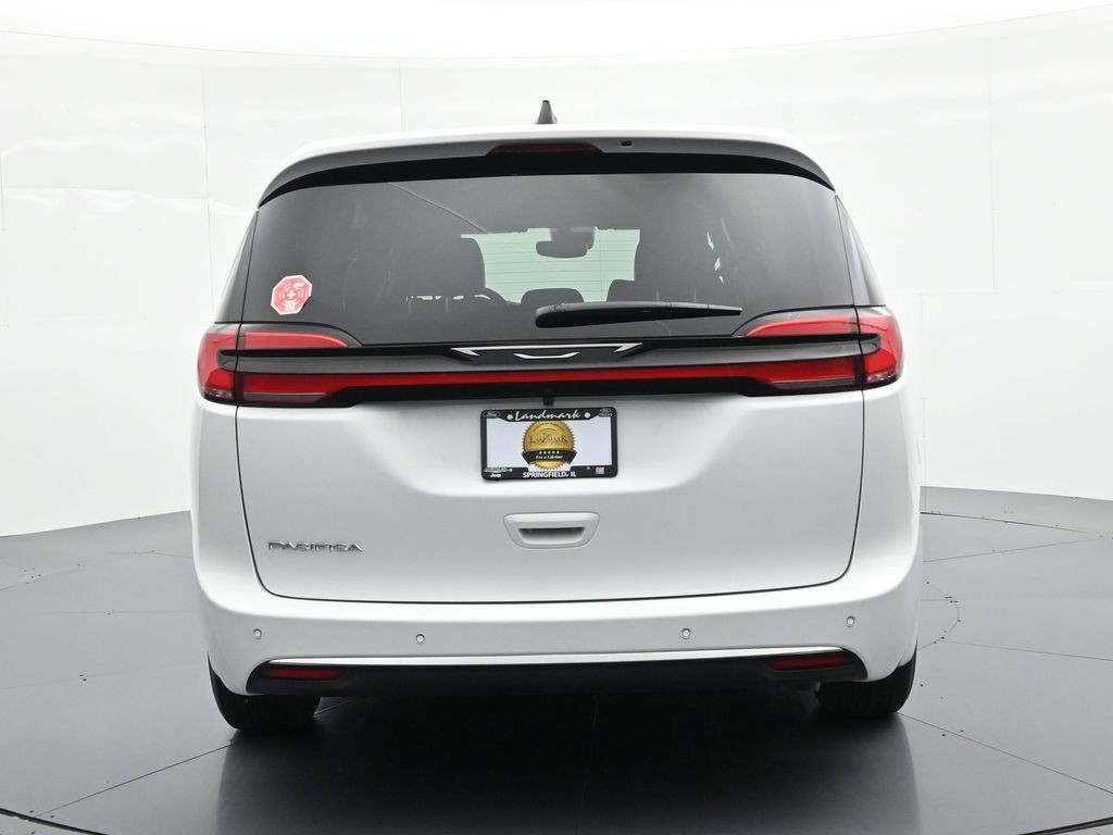 Chrysler Pacifica Vehicle Full-screen Gallery Image 7