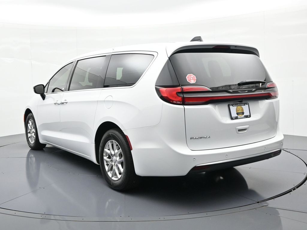 Chrysler Pacifica Vehicle Full-screen Gallery Image 8